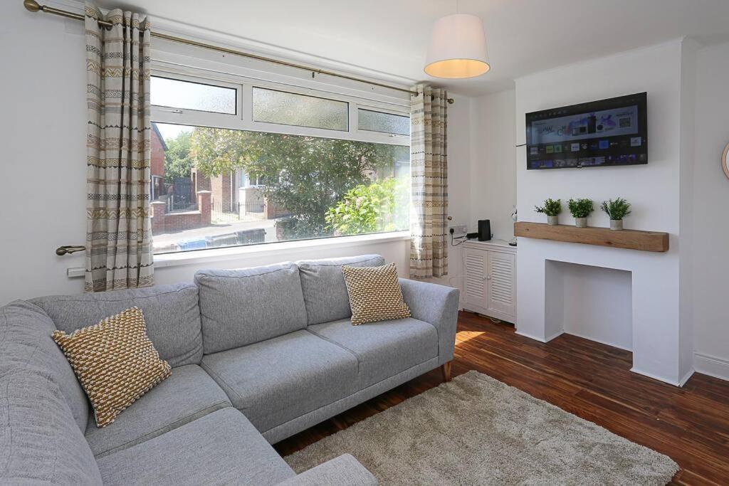 2 Bedroom House In With Garden Holiday home Belfast