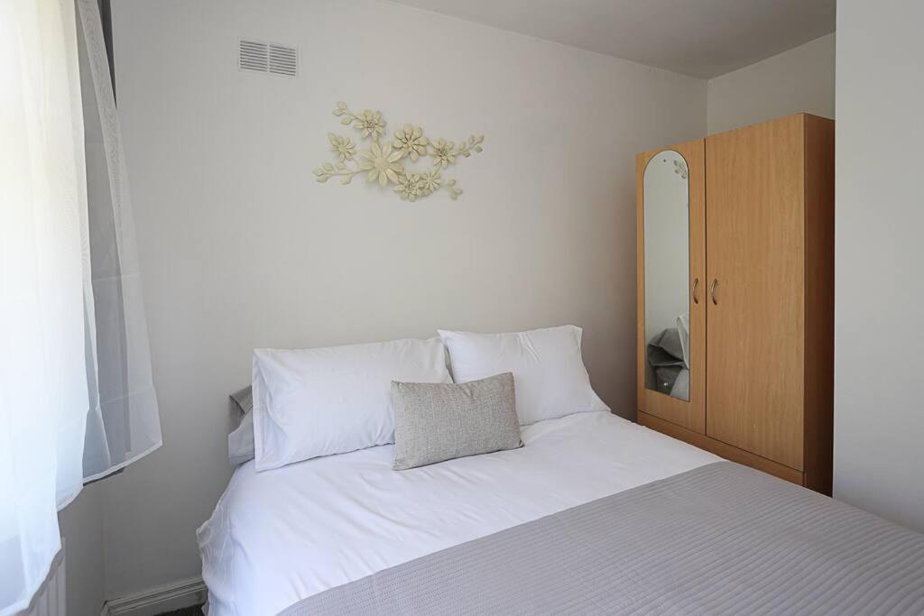 2 Bedroom House In With Garden * Belfast