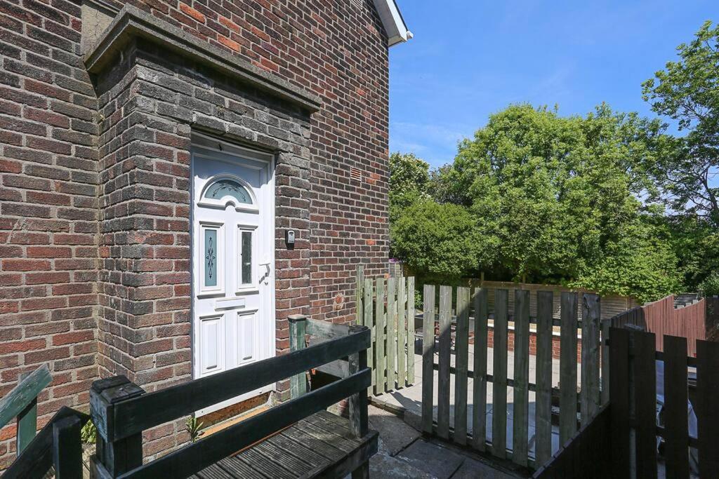 Holiday home 2 Bedroom House In With Garden Belfast