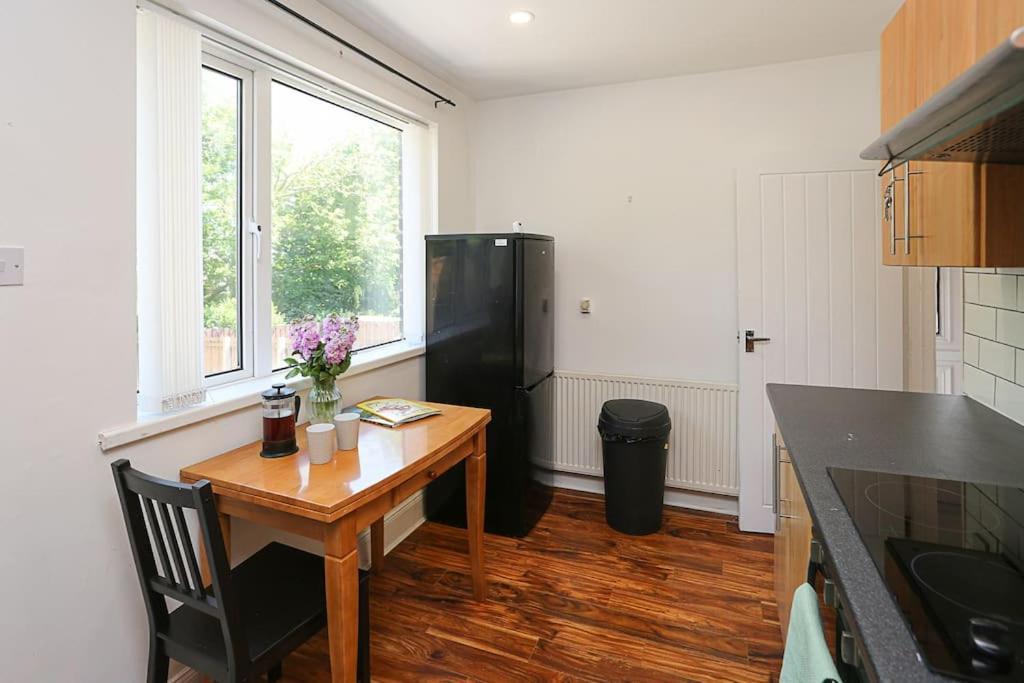 2 Bedroom House In With Garden *