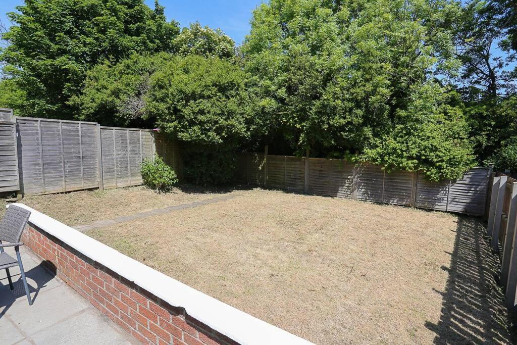 2 Bedroom House In With Garden *