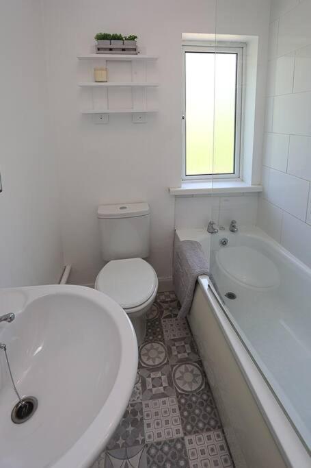 2 Bedroom House In With Garden * Belfast