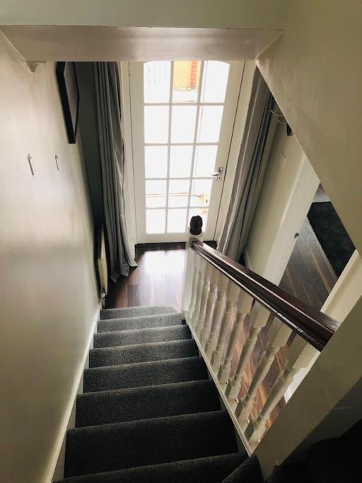 Cosy Two Bed Terraced House 7min Drive From * Belfast