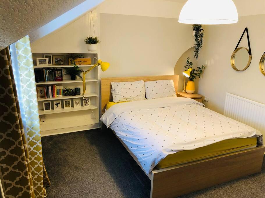 Cheerful 4 Bedroom Townhouse, Side Street Parking *