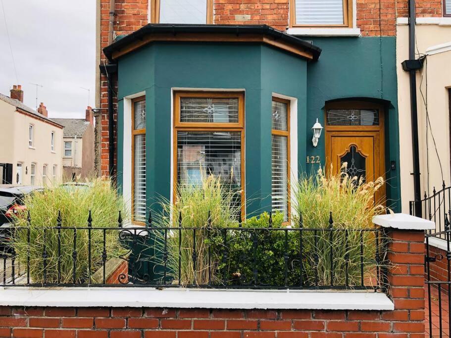 Cheerful 4 Bedroom Townhouse, Side Street Parking * Belfast