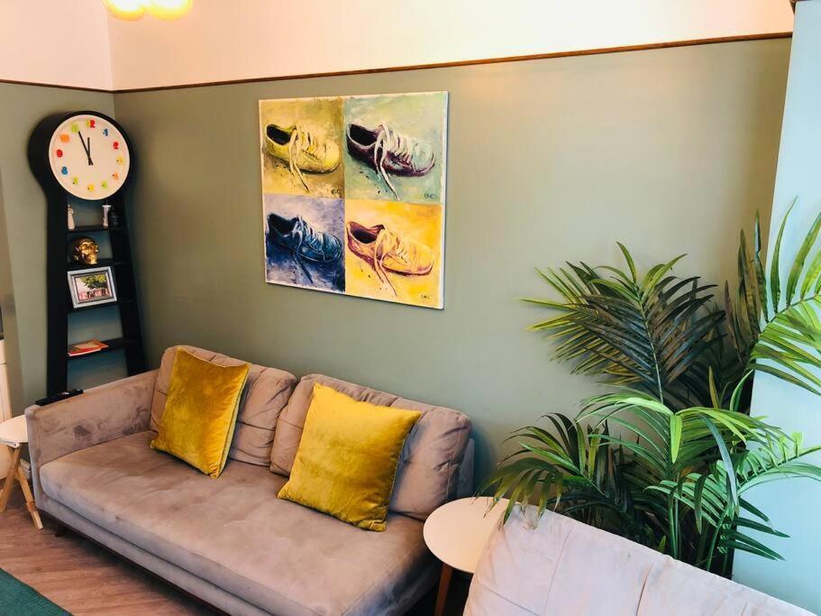 Cheerful 4 Bedroom Townhouse, Side Street Parking *