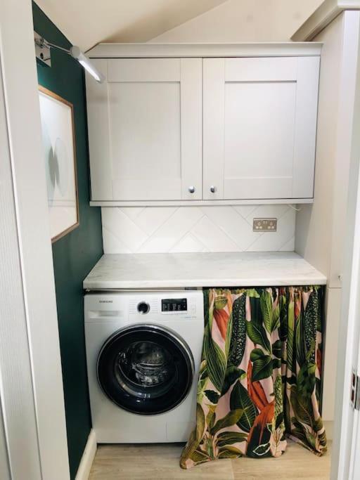 Cheerful 4 Bedroom Townhouse, Side Street Parking Holiday home *