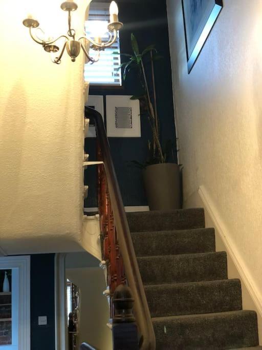Cheerful 4 Bedroom Townhouse, Side Street Parking Holiday home