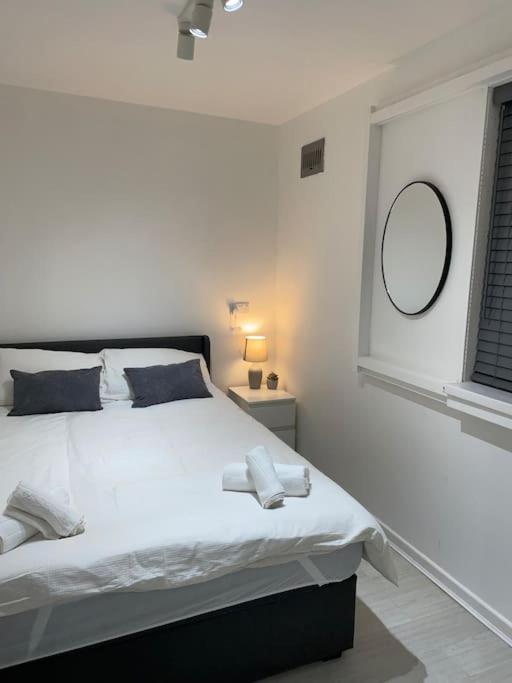 Chic: Elegant 2br Sleeps 5, Prime Location Apartment
