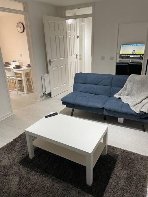 Apartment Chic: Elegant 2br Sleeps 5, Prime Location Belfast