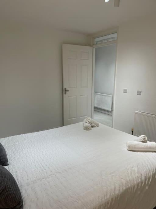 Chic: Elegant 2br Sleeps 5, Prime Location Belfast