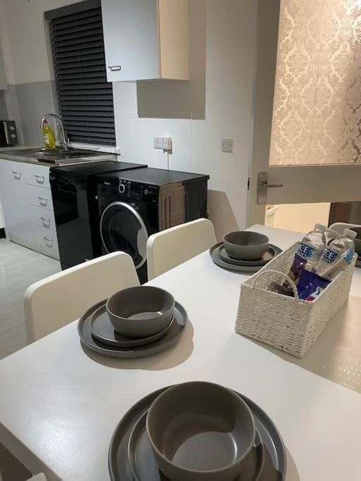 Apartment Chic: Elegant 2br Sleeps 5, Prime Location *