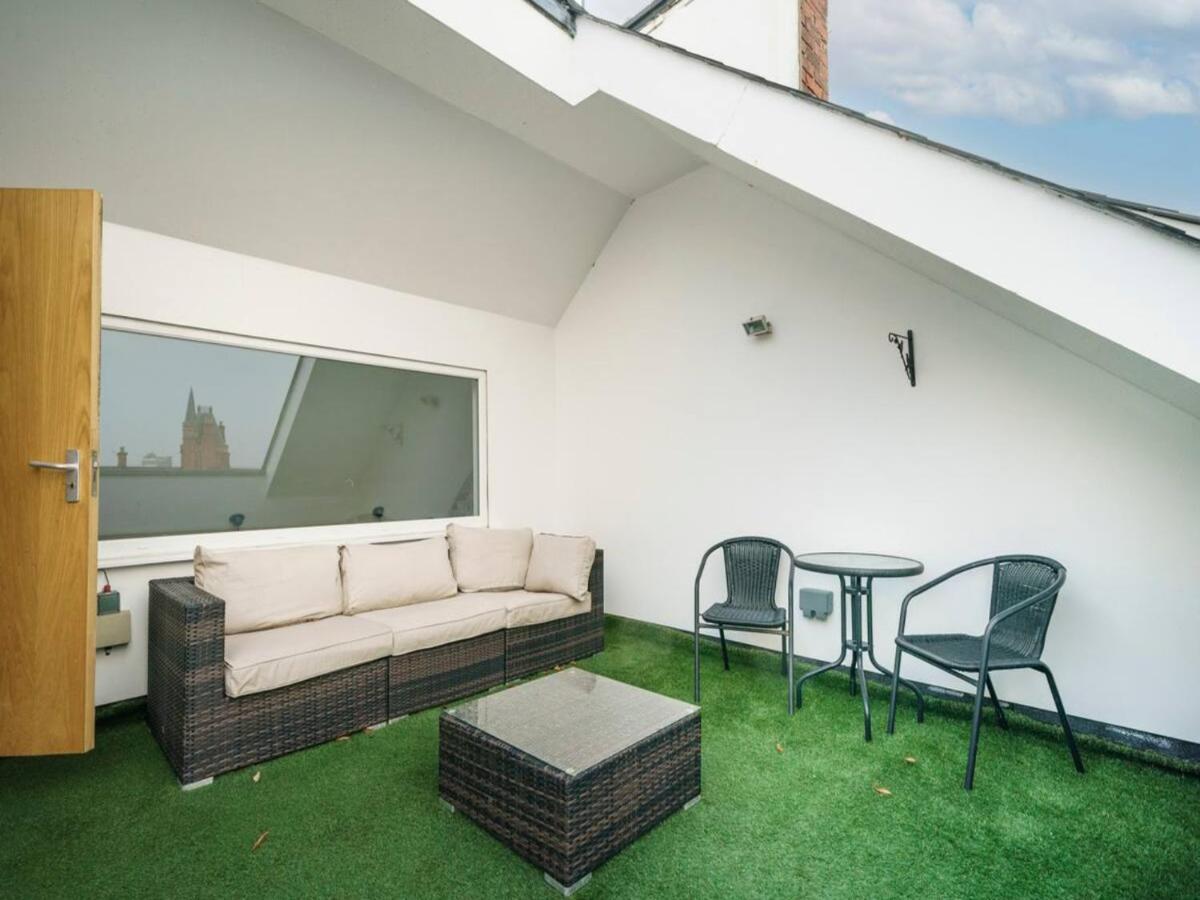 Pass The Keys One Of A Kind Private Rooftop Garden Queens Uni Apartment *