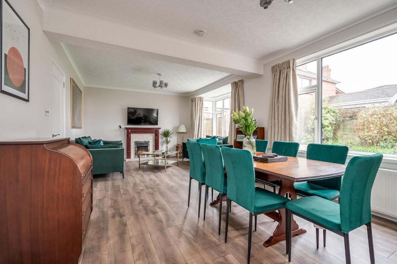 Cavehill View - Amazing 4-Bedroom Detached House With Garden In A Great Location - Loads Of Space With Free Parking Holiday home *