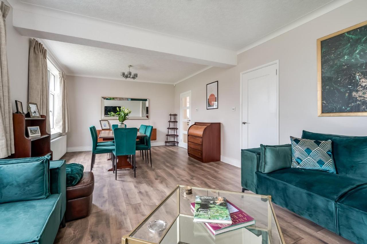 Holiday home Cavehill View - Amazing 4-Bedroom Detached House With Garden In A Great Location - Loads Of Space With Free Parking