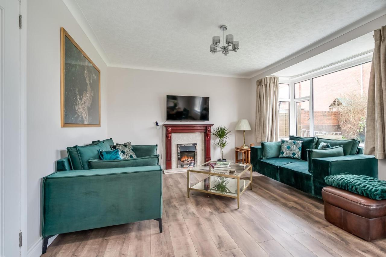 Cavehill View - Amazing 4-Bedroom Detached House With Garden In A Great Location - Loads Of Space With Free Parking