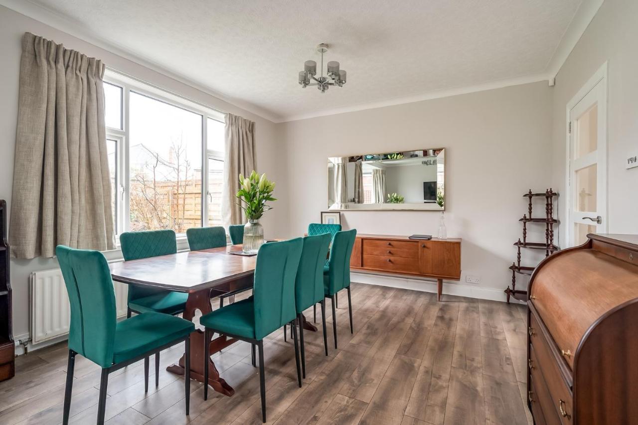 Cavehill View - Amazing 4-Bedroom Detached House With Garden In A Great Location - Loads Of Space With Free Parking Holiday home *