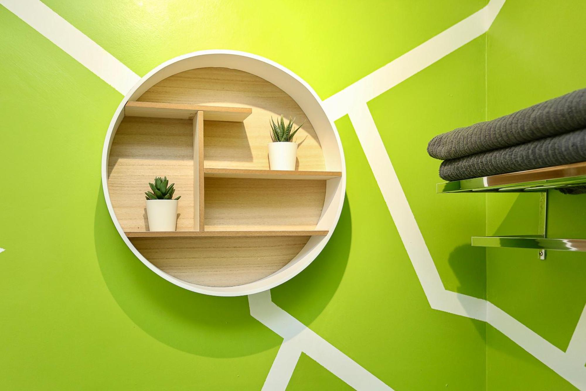 Neat - Secure Parking - Wifi - Sleeps 4 - No Parties Apartment