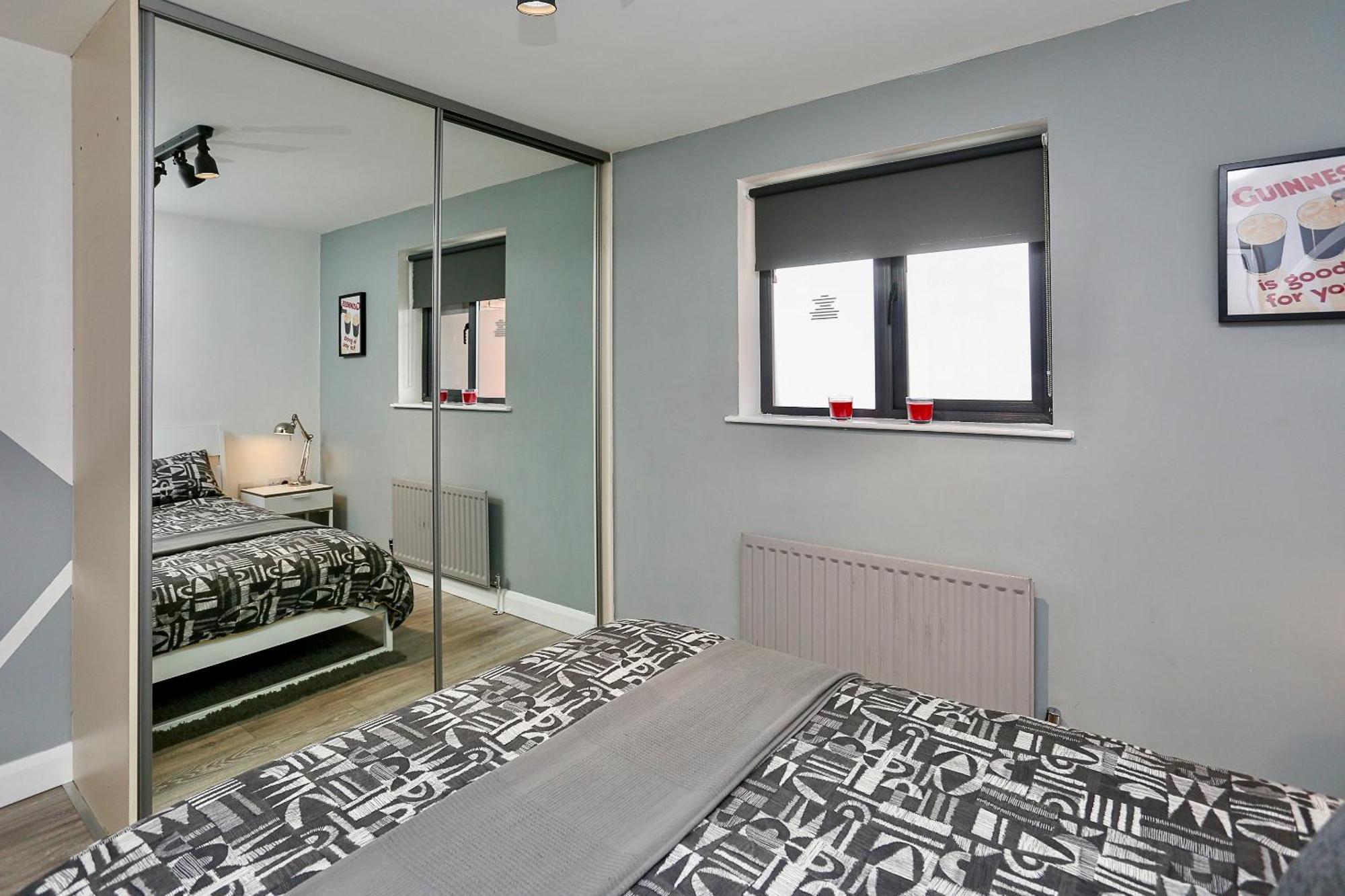 Neat - Secure Parking - Wifi - Sleeps 4 - No Parties Apartment Belfast
