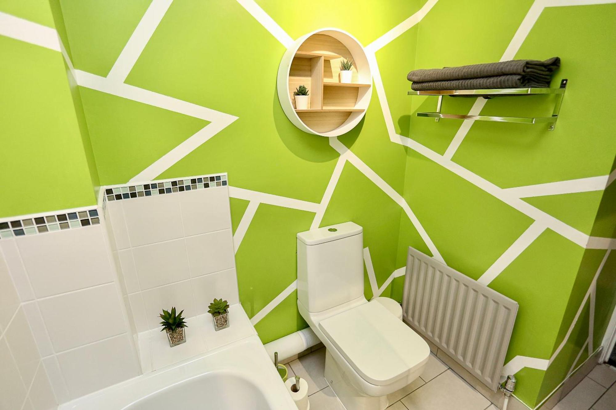 Apartment Neat - Secure Parking - Wifi - Sleeps 4 - No Parties *