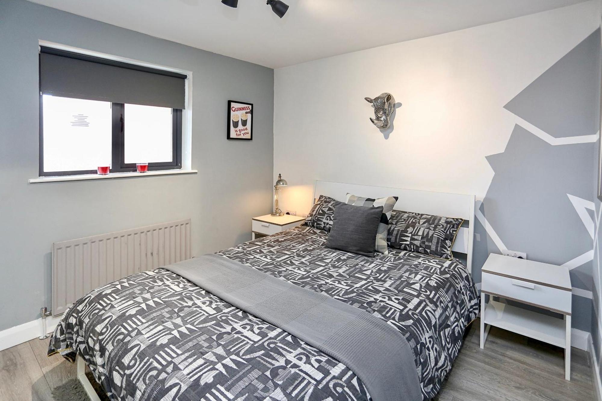 Neat - Secure Parking - Wifi - Sleeps 4 - No Parties Belfast