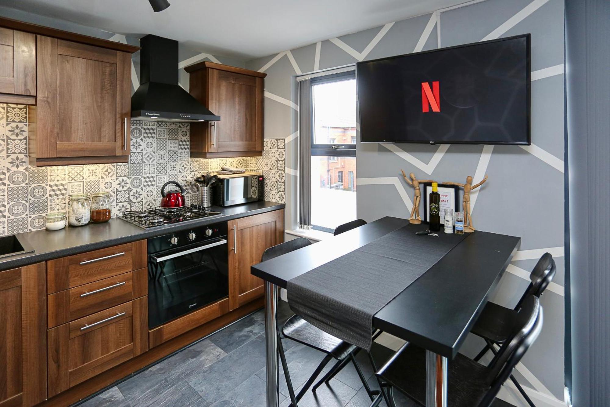 Neat - Secure Parking - Wifi - Sleeps 4 - No Parties * Belfast