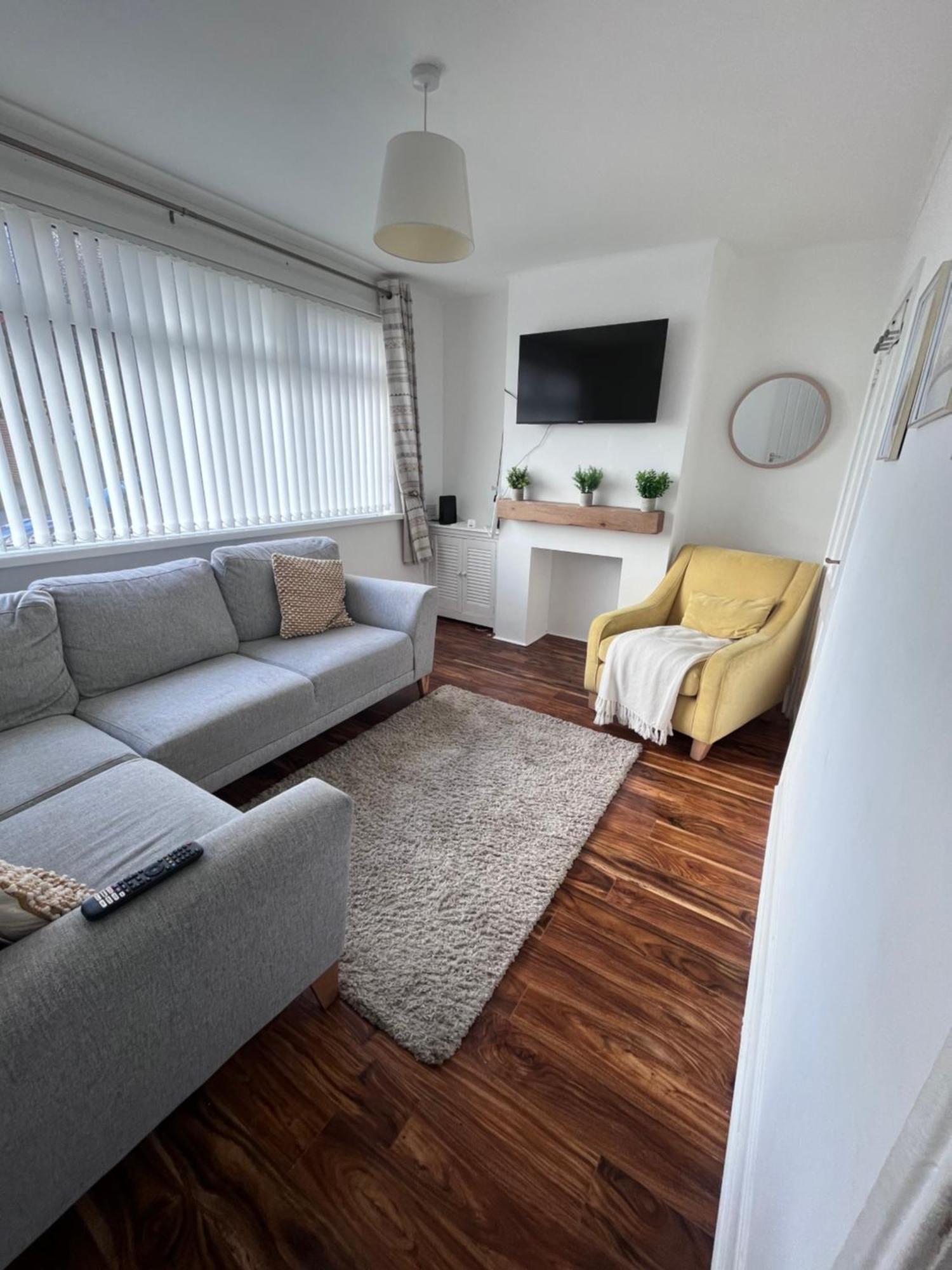 2 Bedroom House In With Garden Holiday home *