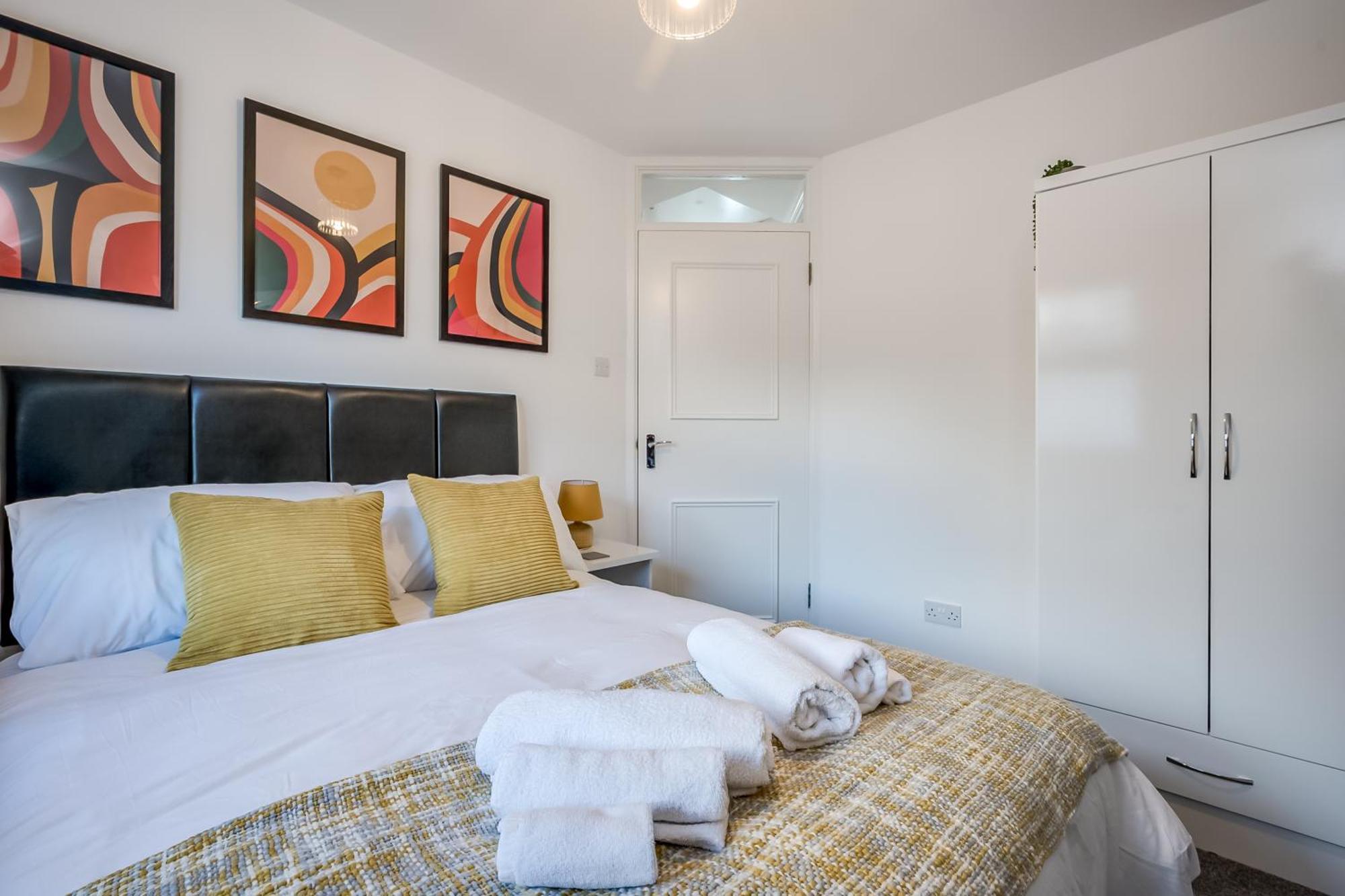 Staybynumbers - Centre & Allocated Parking Apartment *