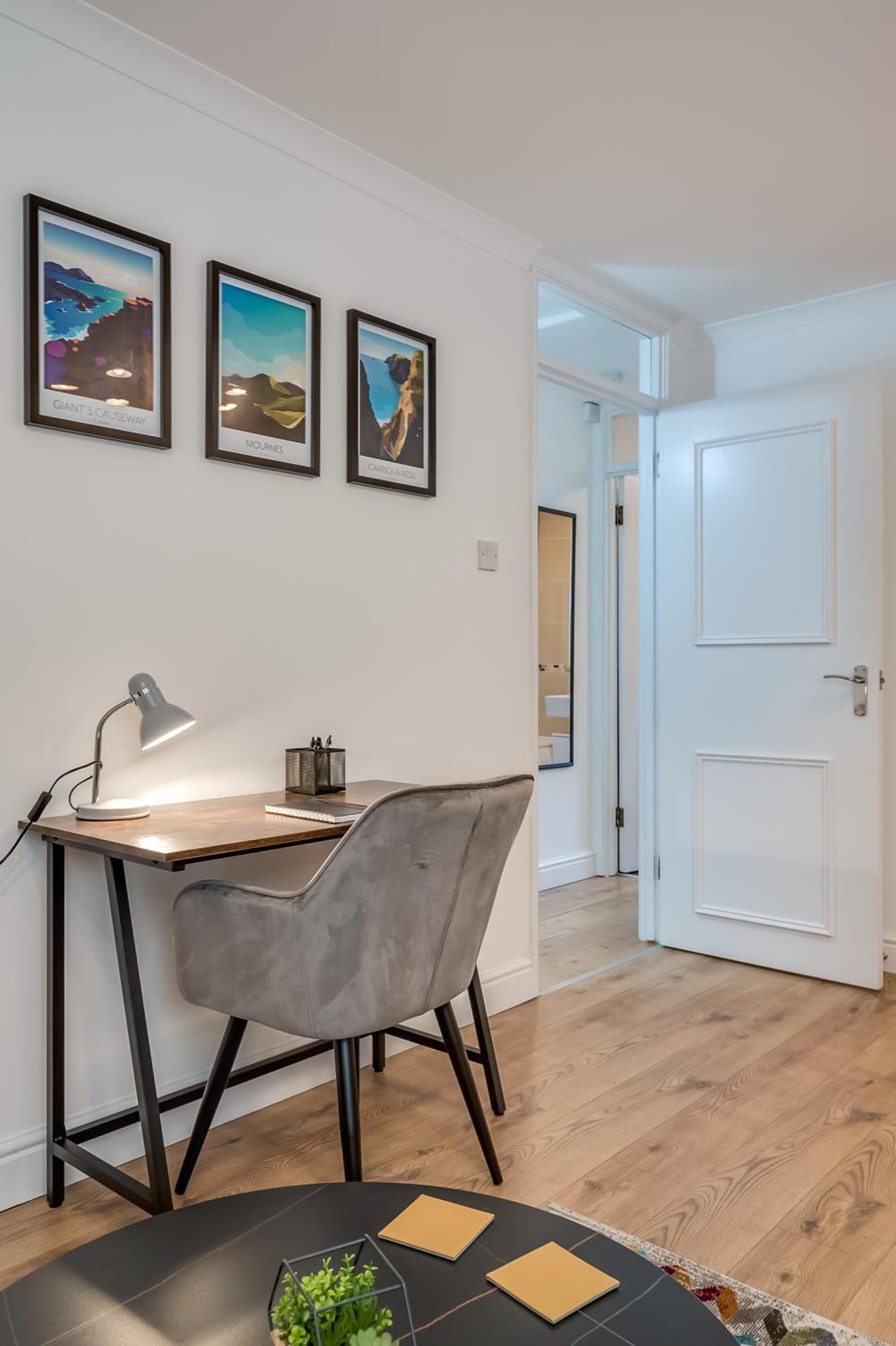 Staybynumbers - Centre & Allocated Parking Apartment *