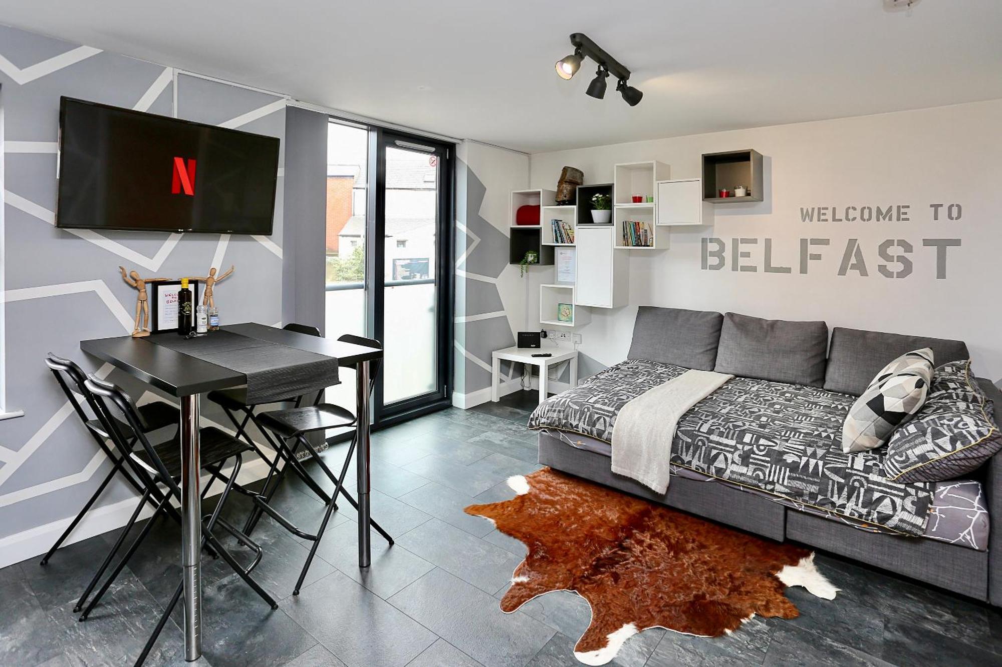 Neat - Secure Parking - Wifi - Sleeps 4 - No Parties Apartment
