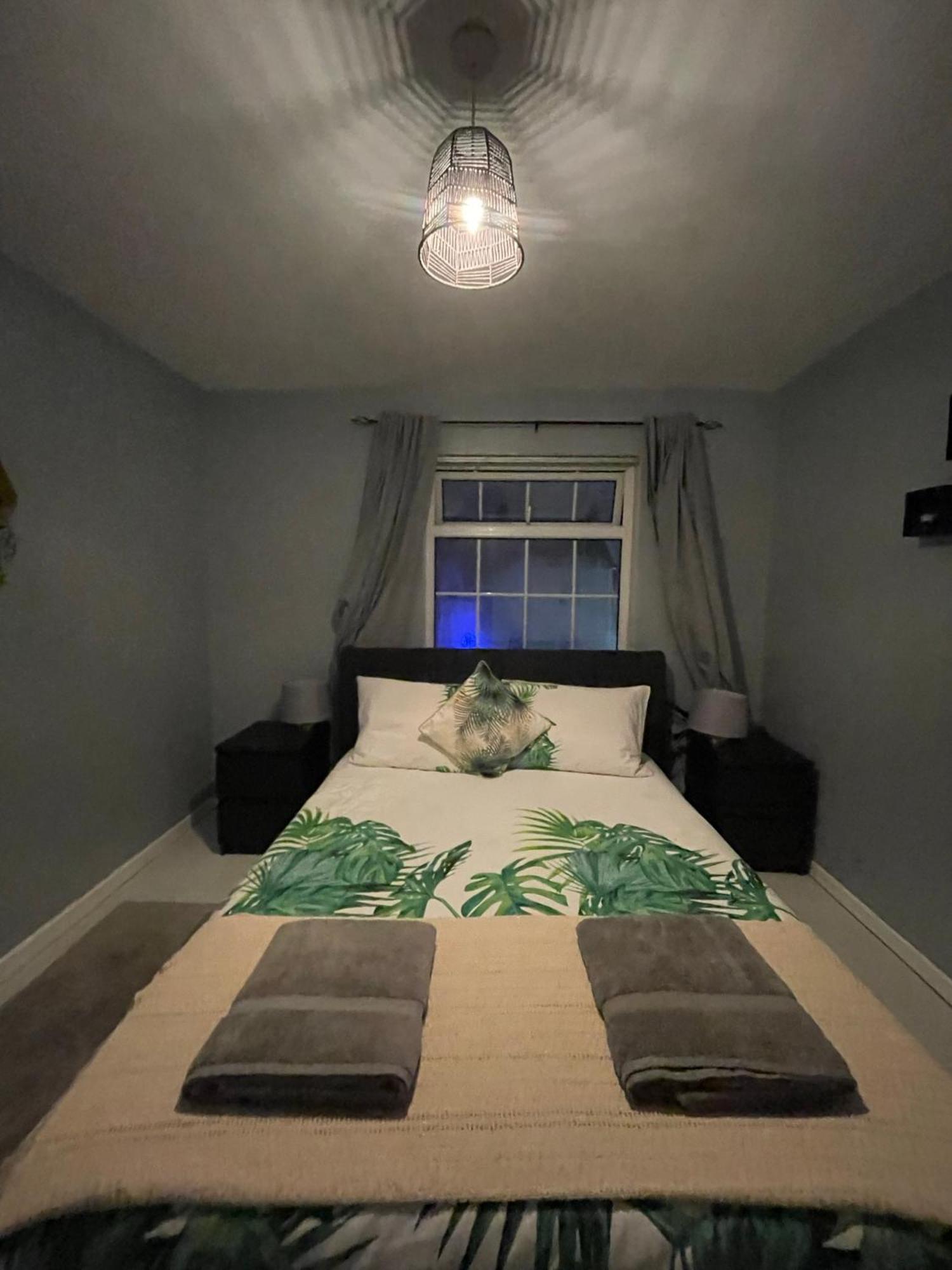 House Near To Castlecourt Shopping Homestay *