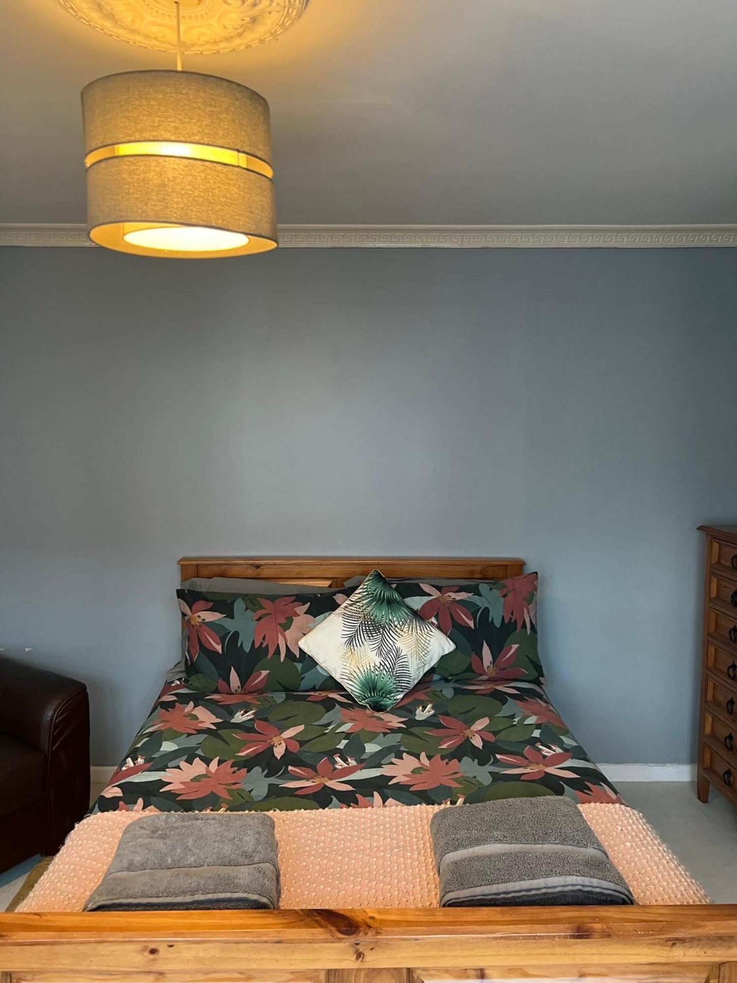 House Near To Castlecourt Shopping Homestay *