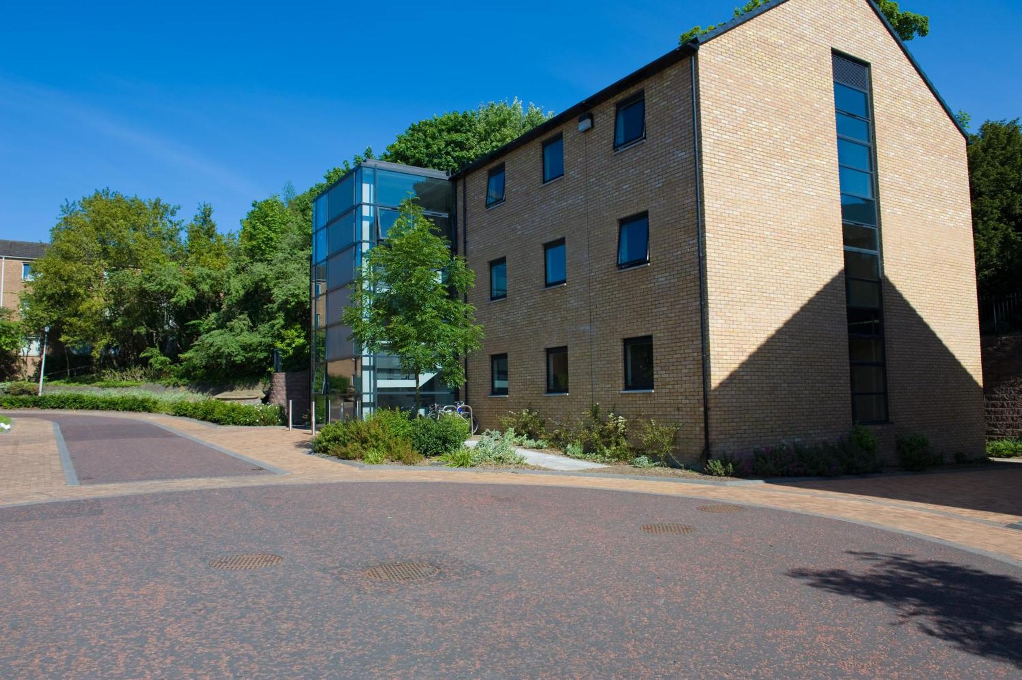 Queens's Elms Bt9 Apartment