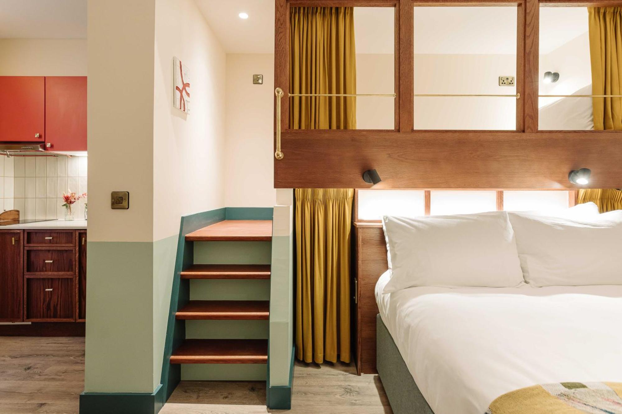 Room2 Hometel 4*
