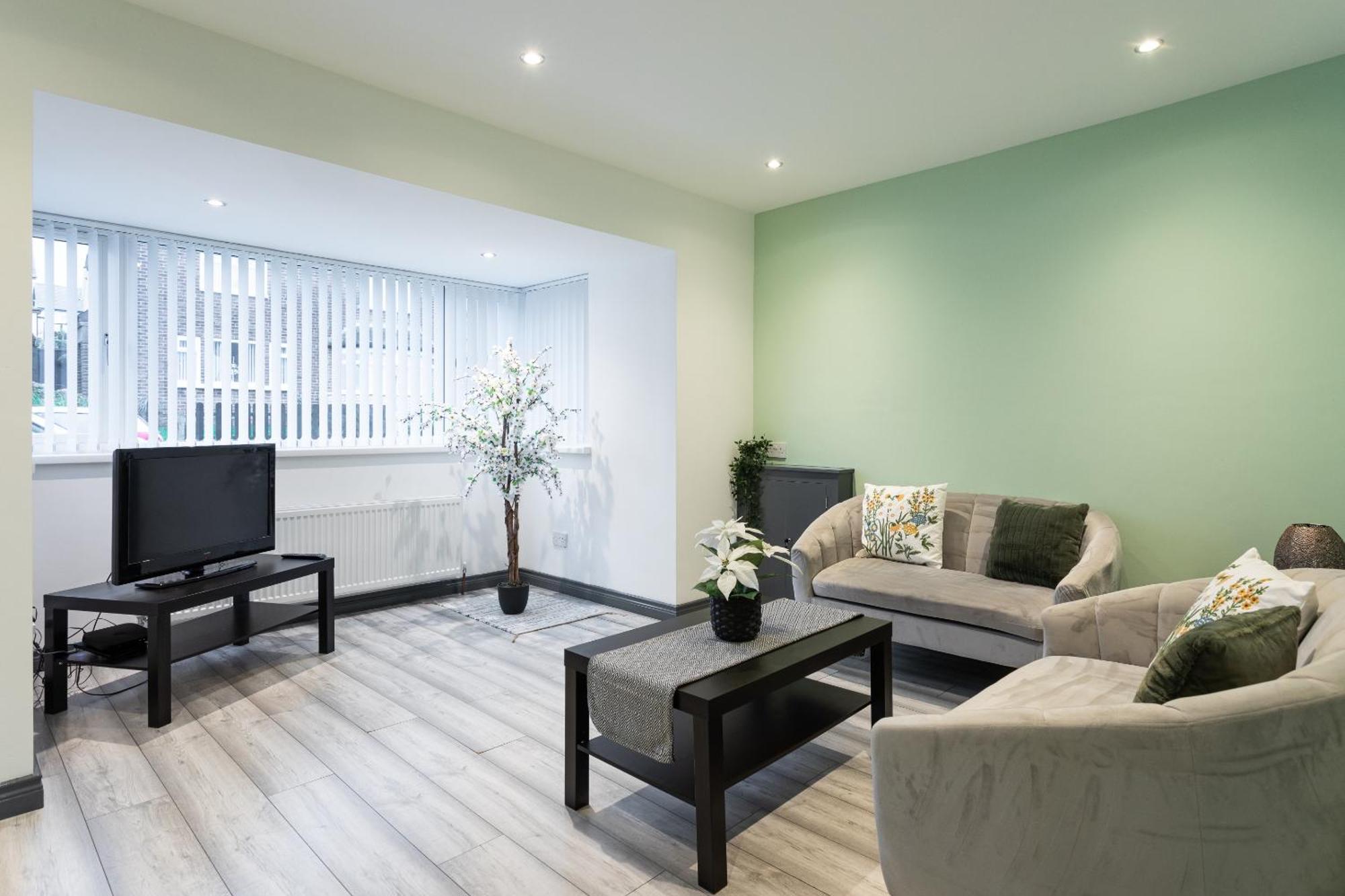 Fully Refurbished North 2 *