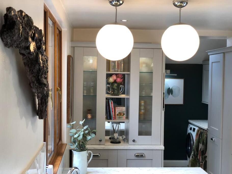 Cheerful 4 Bedroom Townhouse, Side Street Parking *