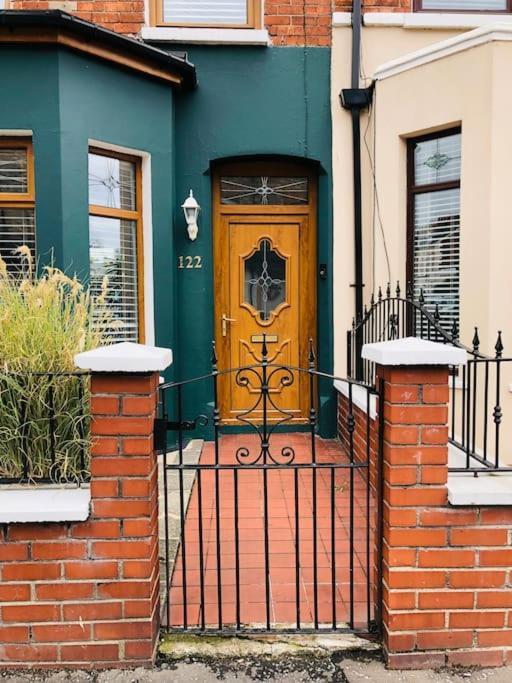 Holiday home Cheerful 4 Bedroom Townhouse, Side Street Parking