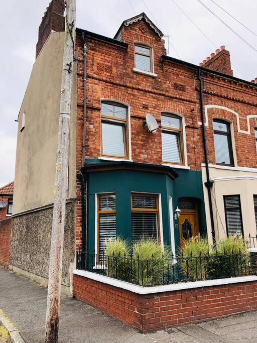 Cheerful 4 Bedroom Townhouse, Side Street Parking Holiday home Belfast