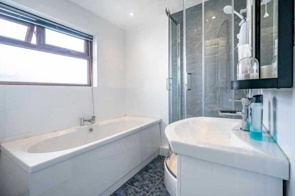 Modern 3 Bedroom House Close To Ferry And Centre Holiday home