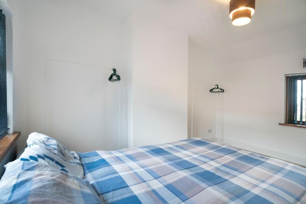 Modern 3 Bedroom House Close To Ferry And Centre *