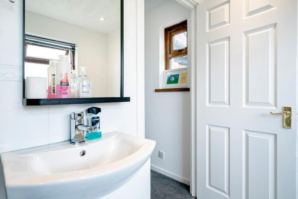 Modern 3 Bedroom House Close To Ferry And Centre Holiday home
