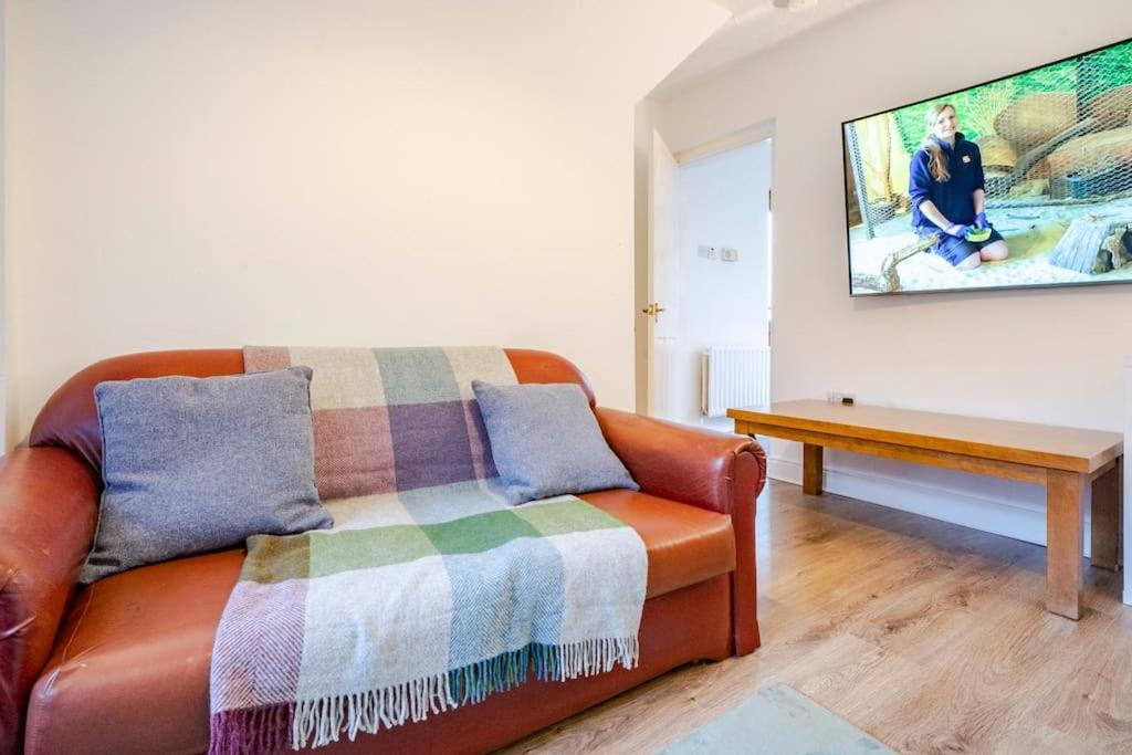 Modern 3 Bedroom House Close To Ferry And Centre Holiday home *