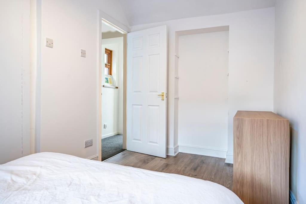 Holiday home Modern 3 Bedroom House Close To Ferry And Centre *