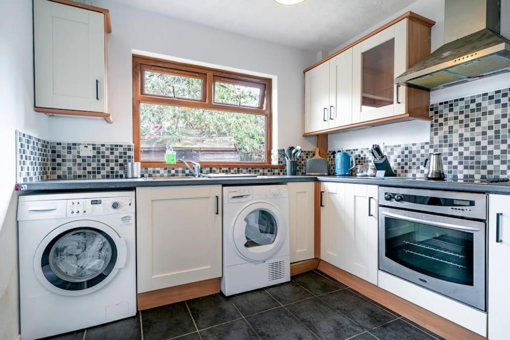 Modern 3 Bedroom House Close To Ferry And Centre *