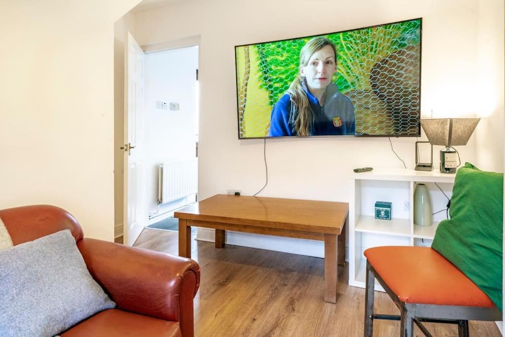 Modern 3 Bedroom House Close To Ferry And Centre