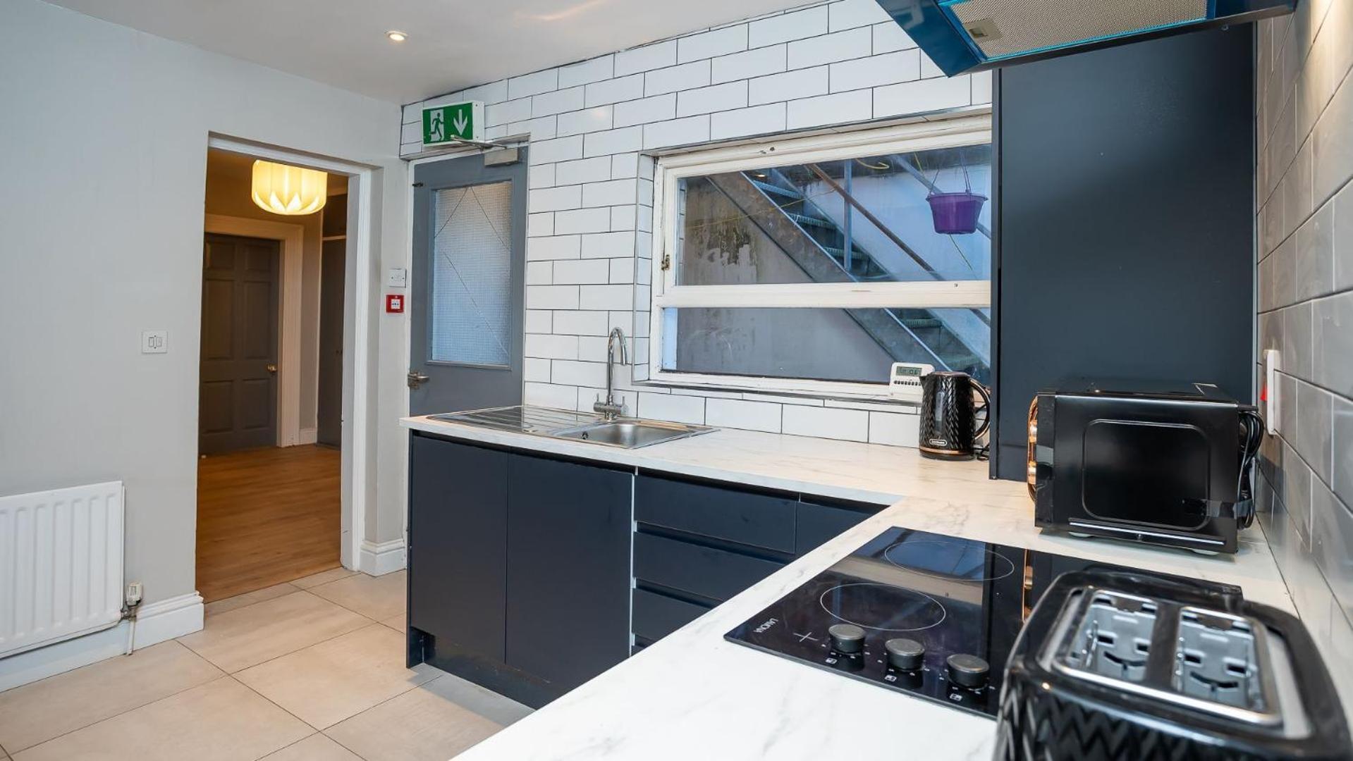 1 Bdr At Queens Uni By Breaks Apartment