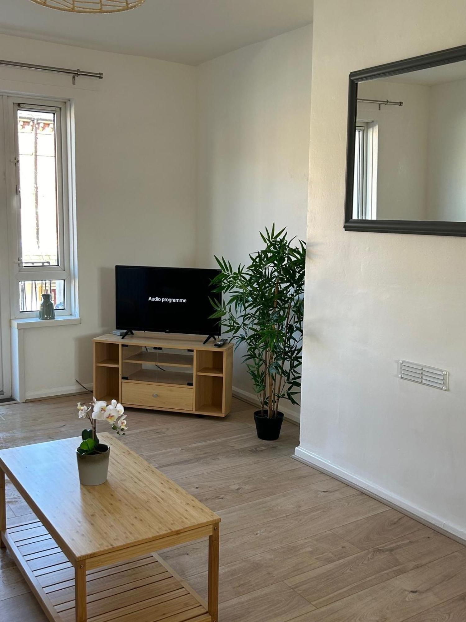 Apartment Mountcollyer #3 *