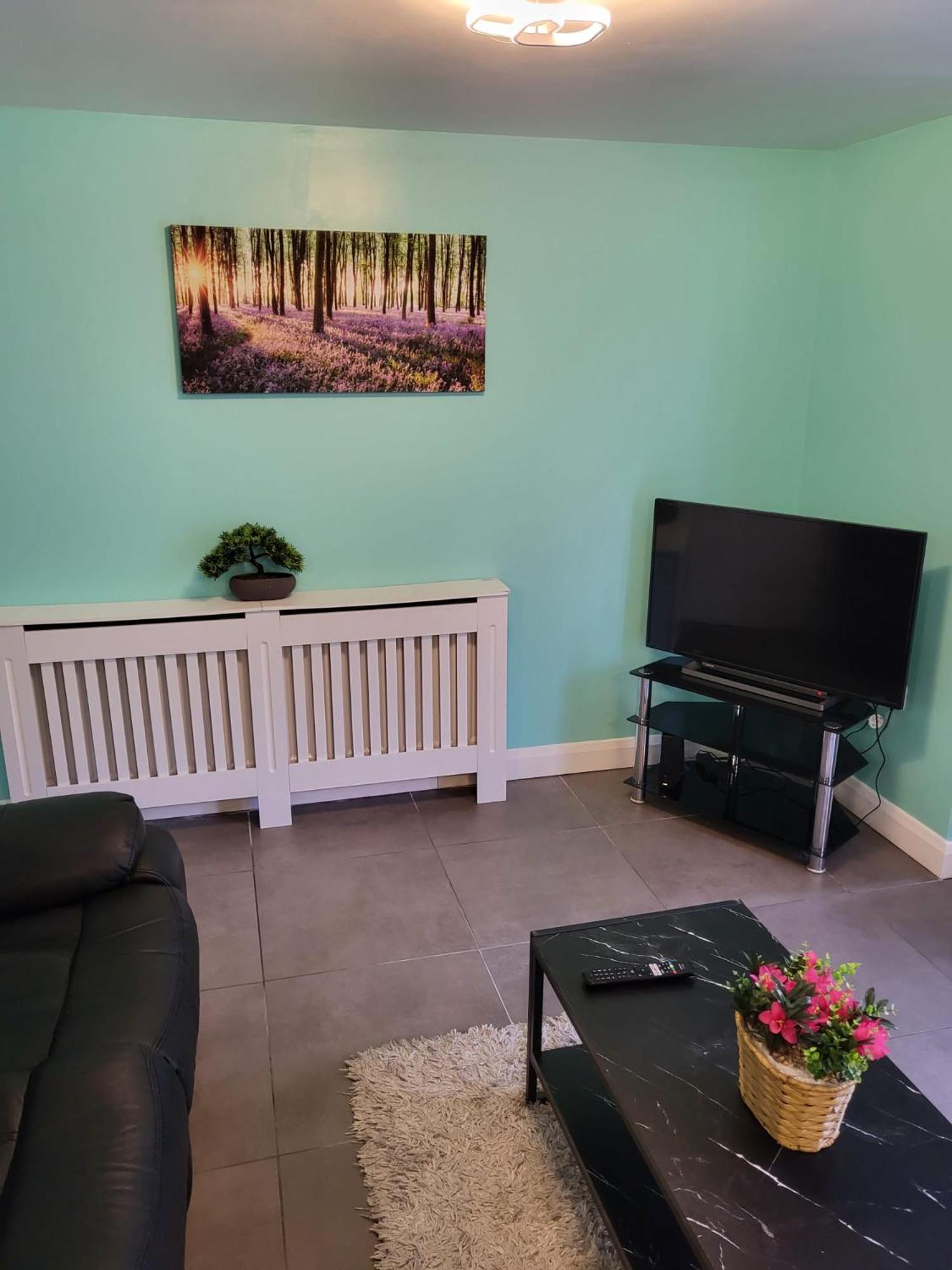 Apartment Lovely 2- Bedroom In