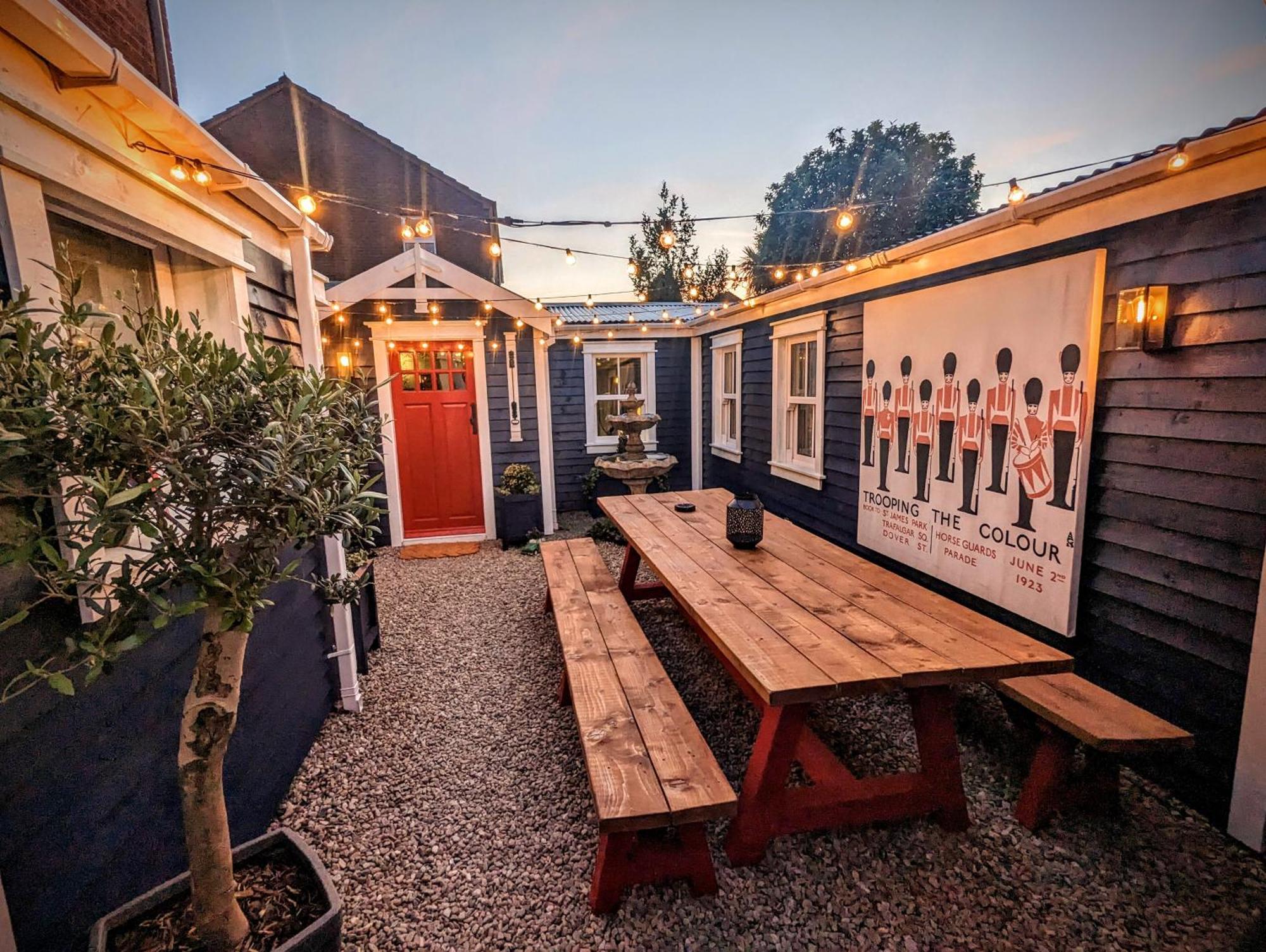 Guest house Sheddington Manor - 2 Bedroom & Cinema Belfast