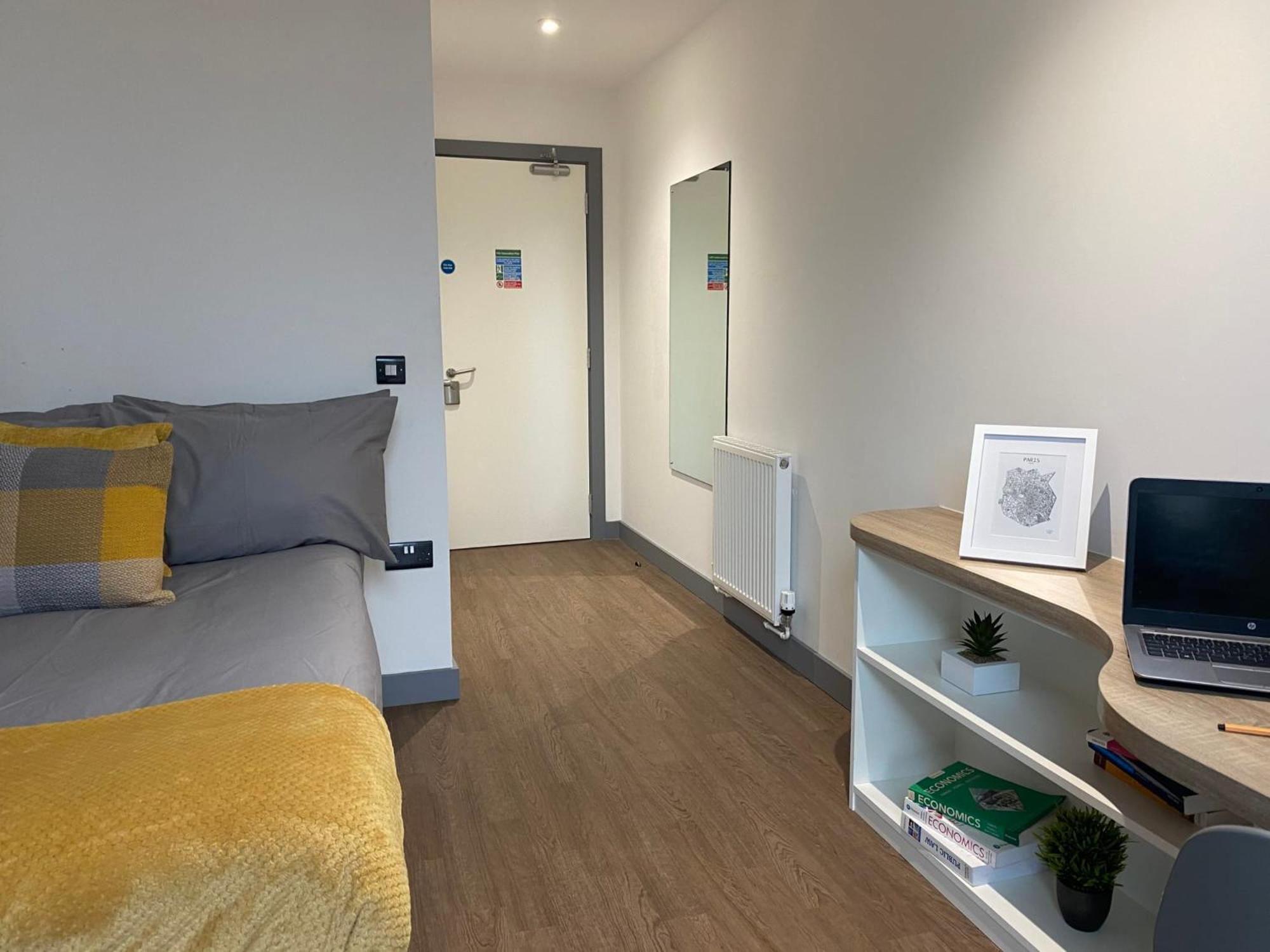Apartment For Students Only At Great Patrick Street *